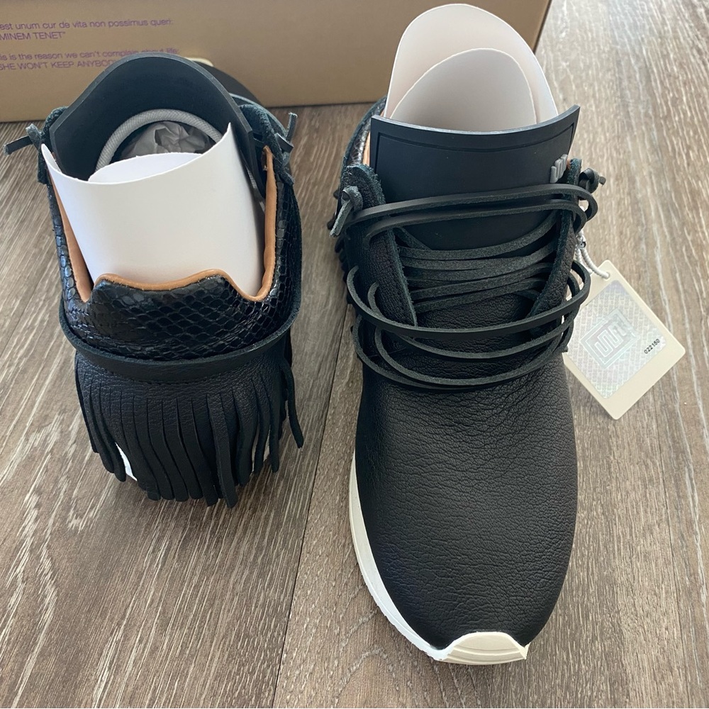 Brand new fringe black ESSEutESSE sneakers